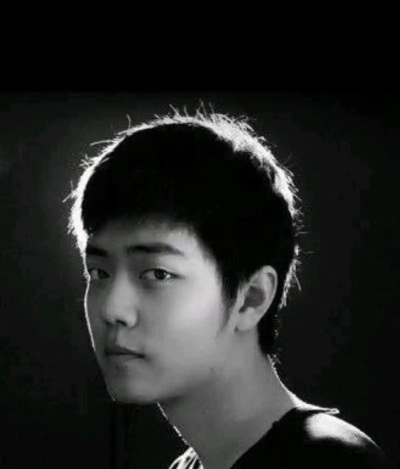 素人时期的肖战,满脸婴儿肥,鼻子肉肉的,一看就不像明星!