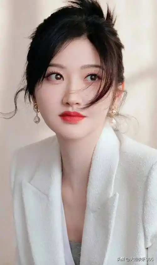 景甜的美貌是一种独特的,具有令人难以抗拒的魅力