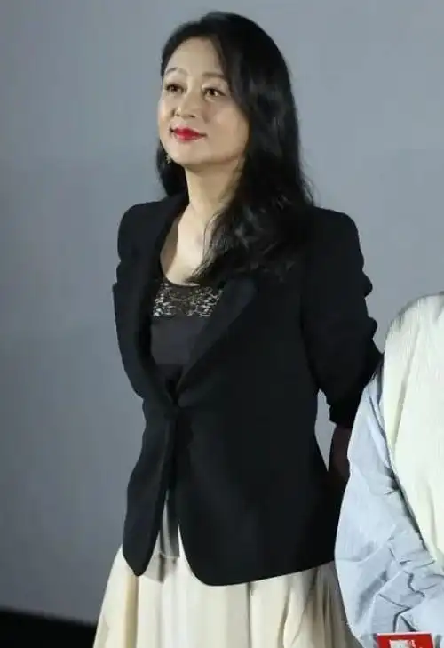 陈红现身近照才55岁就衰老成这样脸松弛下垂还塌鼻子