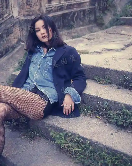 王菲30年前青涩旧照曝光短裤配渔网袜时尚性感