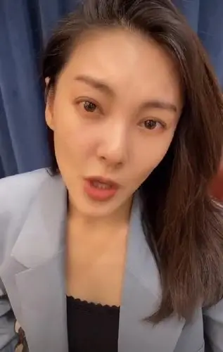 张雨绮晒宅家素颜自拍视频 小腹明显隆起引人注目