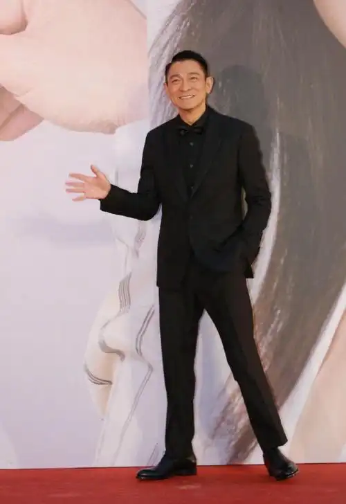 刘德华与女神宋乔慧一同担任最佳电影颁奖人