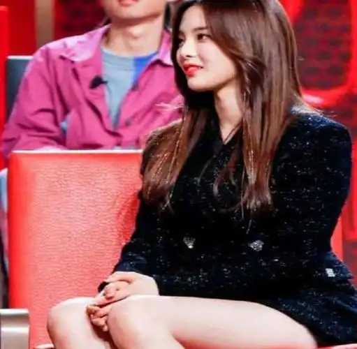 杨超越现身《吐槽大会》,有谁注意到池子的表情?网友:稳住!_网易订阅