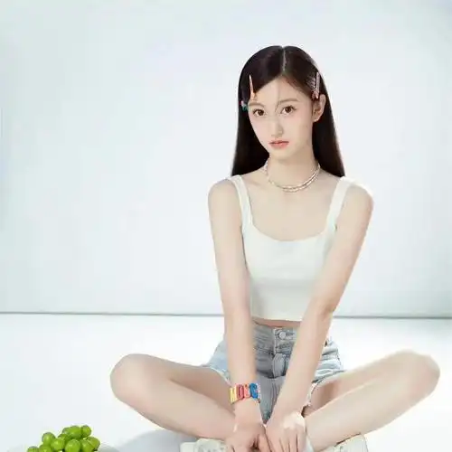 "王一博夸美,王思聪追随"的小女孩裴佳欣已经长大了,近日她在官方微博