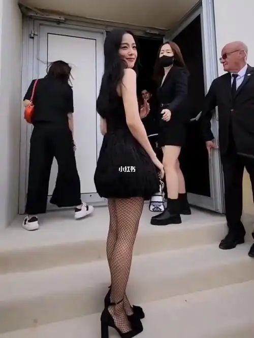 jisoo出席迪奥23春夏大秀