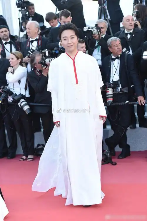 李玉刚戛纳红毯百蝶衣