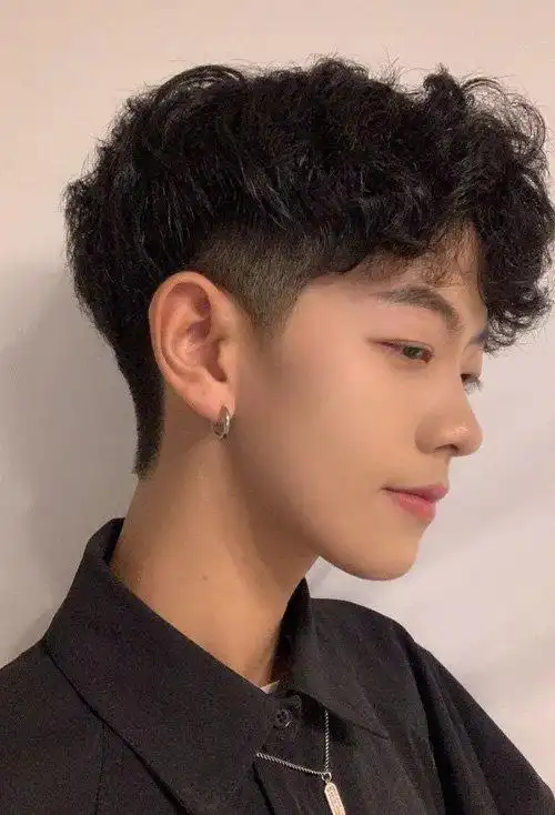 男学生适合的烫发发型清纯校园风短发打造