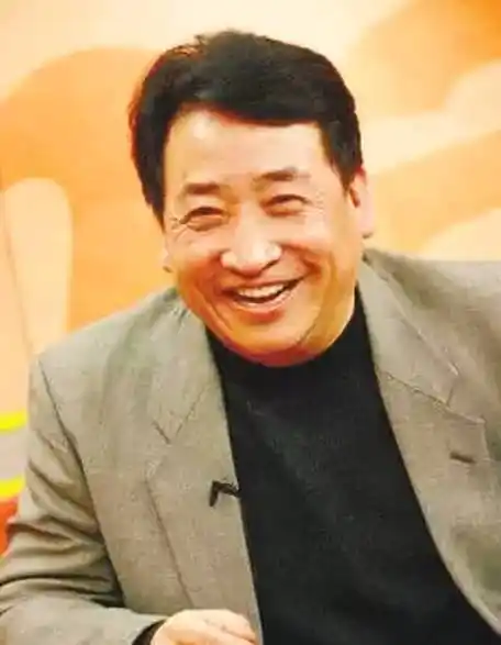 郭德纲横空出世,让观众眼睛一亮,因为给姜昆创作的梁左英年早逝