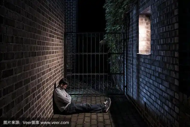 一个人晚上独自坐在窗外