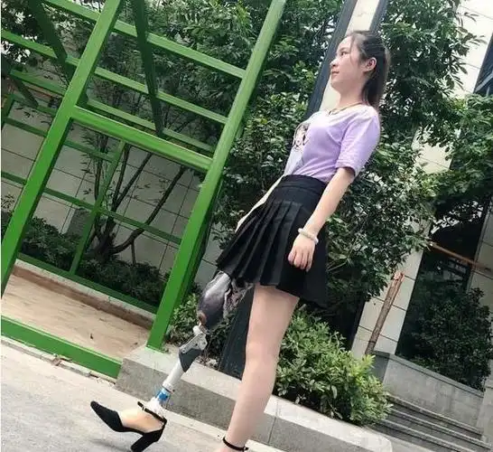 人不能被困难所击倒爬山跑马无所不能独腿小姐姐活出漂亮人生