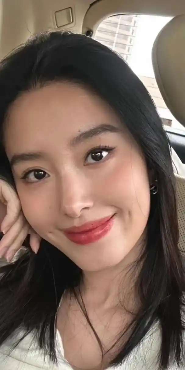 杨采钰 这是原相机生图吧 好自然 好美貌