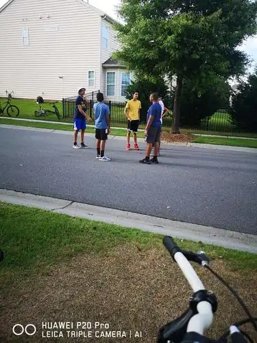 疫情时期美国人的日常生活,学校停课,公司居家办公提,大型活动停止