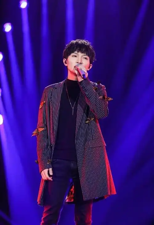 161cm的周深变身潮人,穿黑皮衣帅气有魅力,小个子要气场跟着学