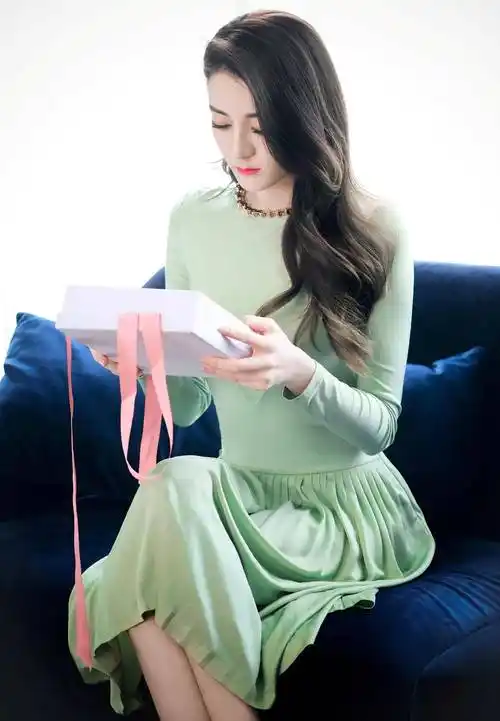 迪丽热巴的各种高跟鞋美图_黑色_凉鞋_活动