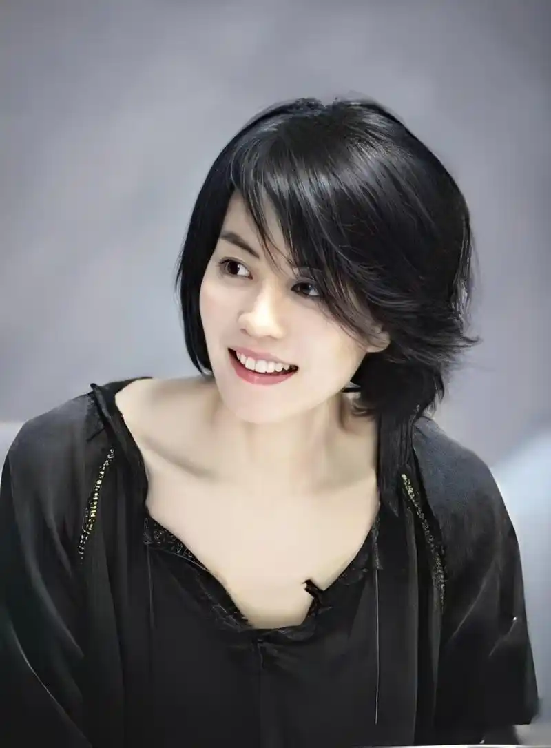 2002年,梁龙被王菲请到一家餐馆,饱餐一顿后笑着问:"你也住在望京?