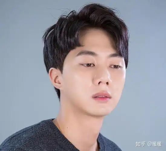 菱形脸发量少而且软的男生适合留长发还是短发如果可以的话具体说一下