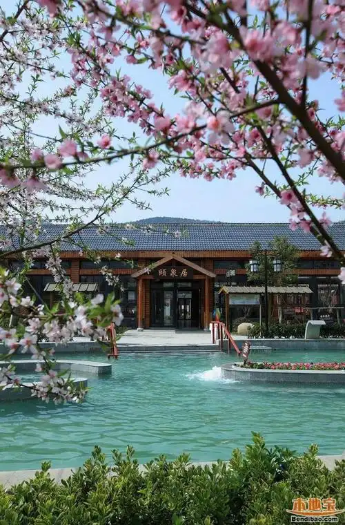 南京汤山颐尚温泉度假村地处山青水秀之地,宁静而无喧嚣,景秀而