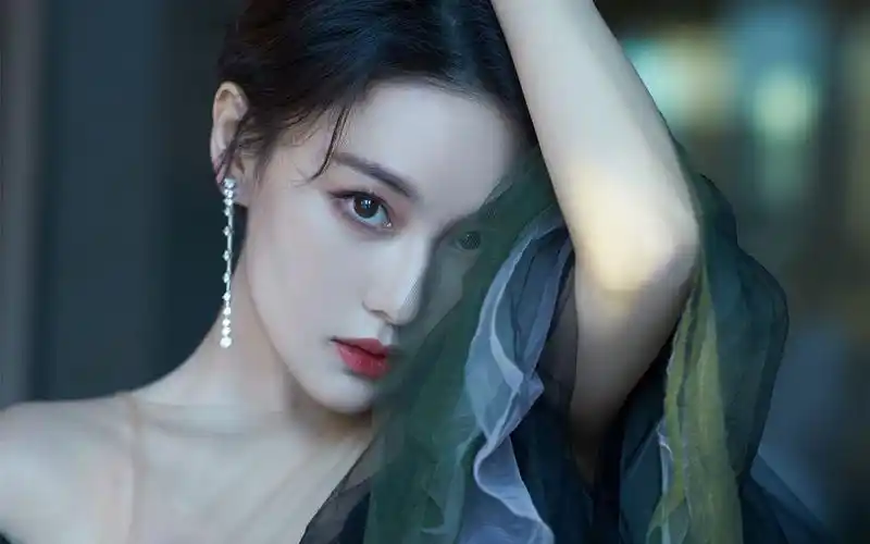 张馨予优雅性感图片-美女壁纸-高清美女图片-娟娟壁纸