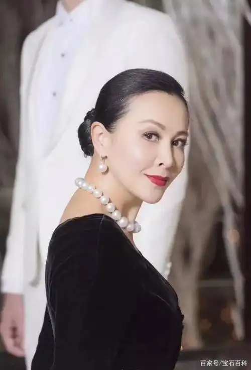 吴亦凡太蚌了吧,187cm男明星迷上珍珠项链