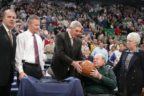 新浪体育讯 北京时间2月21日消息,犹他爵士老板拉里-米勒因为糖尿病