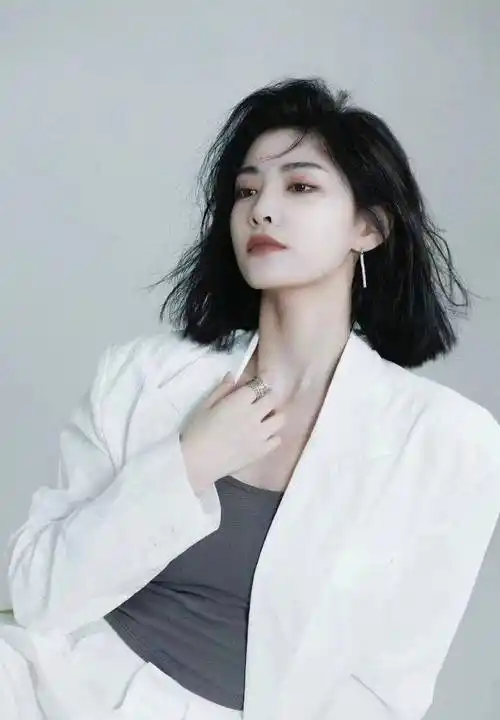 许佳琪发布简约风写真,许佳琪这样就重回餐桌了_身材_工作_魅力