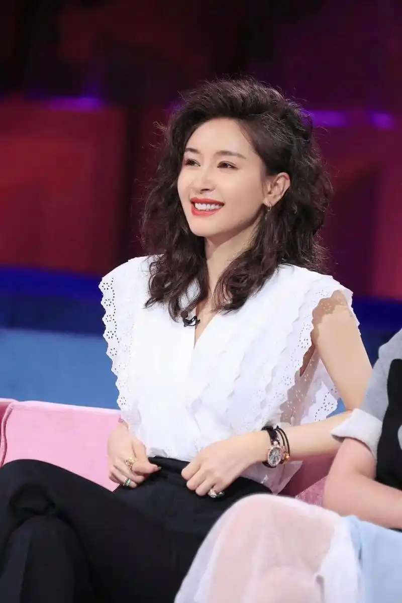 王子文卷发偏分发型好显气质,这次造型总算搭对了,白色无袖上衣,衬得