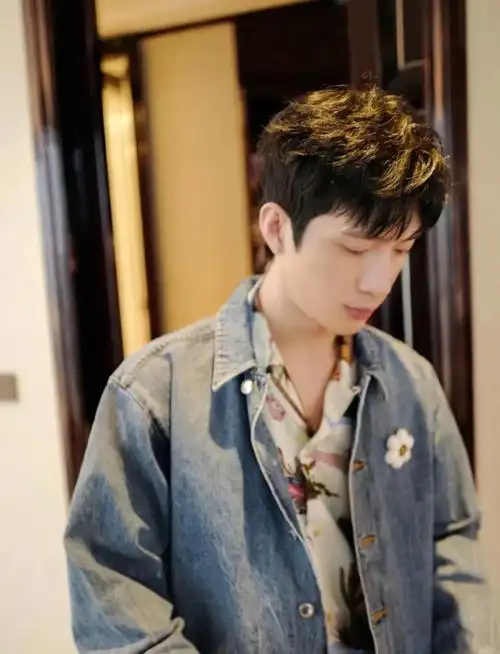 演员@井柏然身着scotch & soda 早春系列印花衬衫私服,舒适居家;趣味