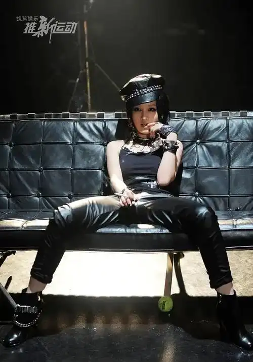 照片里的李沁机车造型,浑身铆钉,不仅抽烟胳膊上还有纹身,看起来很