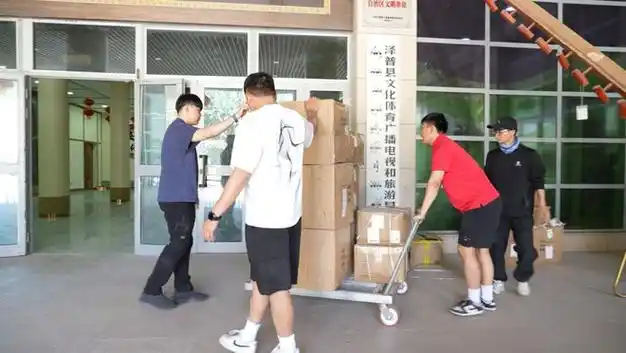 标志桶,敏捷梯等一系列的篮球装备走进泽普县的中学校园