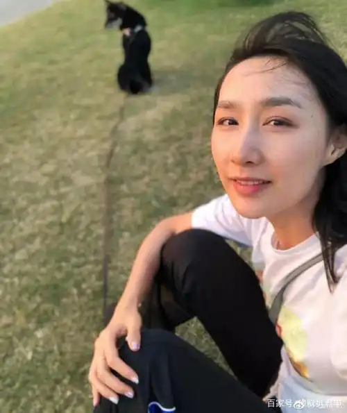 翟煦飞的这条微博被视作是对雷佳音出轨传言的澄清,大气护夫的她用