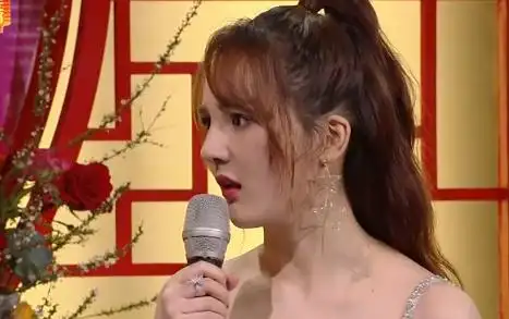 而就在今年的元宵喜乐会上,由靳梦佳沈梦辰担当主持人,而细心的观众