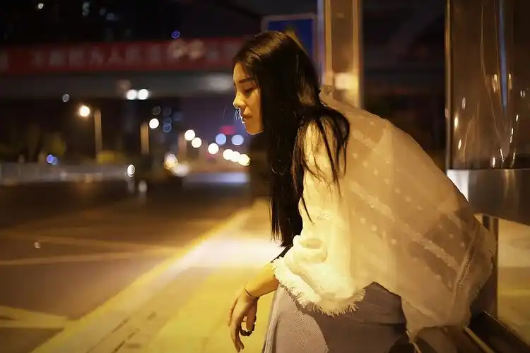 晚上路灯下女生唯美背影