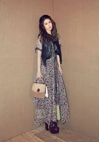 昆凌穿碎花裙好洋气,可看到鞋底厚度,网友直呼:一般人驾驭不了