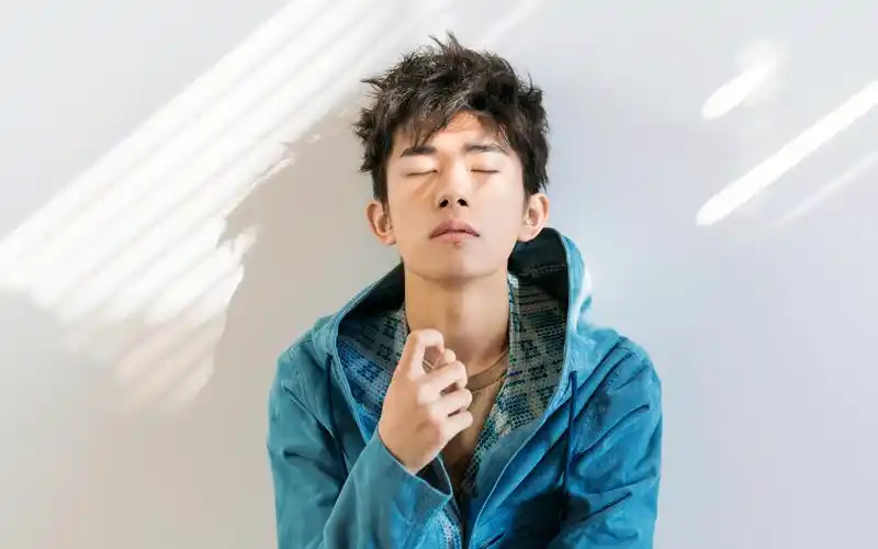 易烊千玺青春帅气图片桌面壁纸