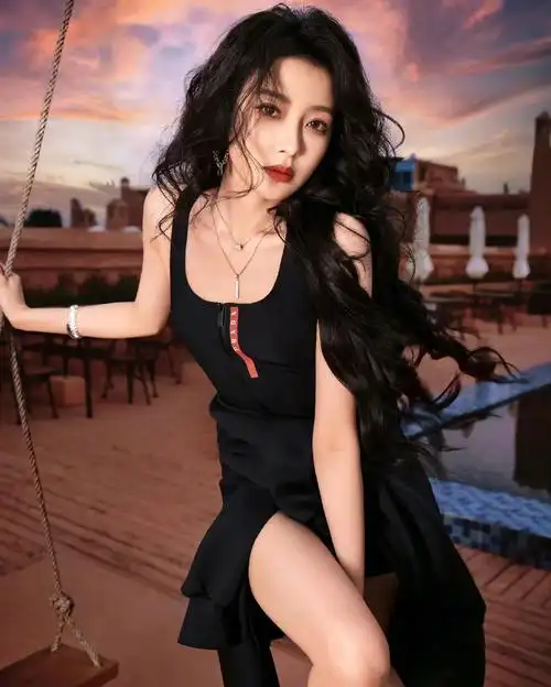 孙怡惊艳美照,波浪卷发,妩媚撩人,美艳动人!