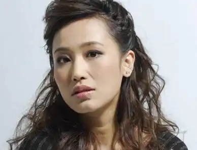 在电影《疯狂的石头》中,菁菁是道哥的女朋友,属于无业游民,与道哥的