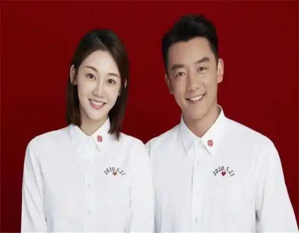 看到他们拍结婚证件照的样子也是非常美好的.