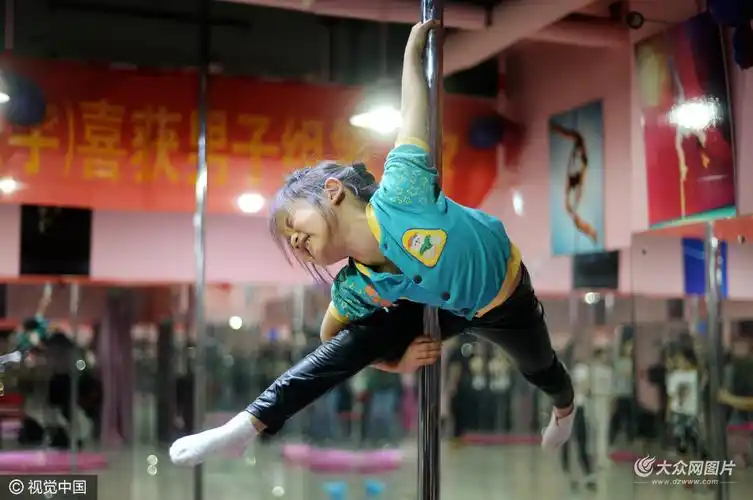 济南六岁女童学钢管舞 家长支持登台表演