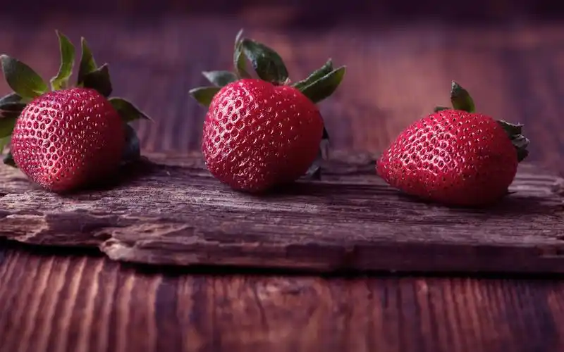 三个草莓,水果,木材 iphone 壁纸