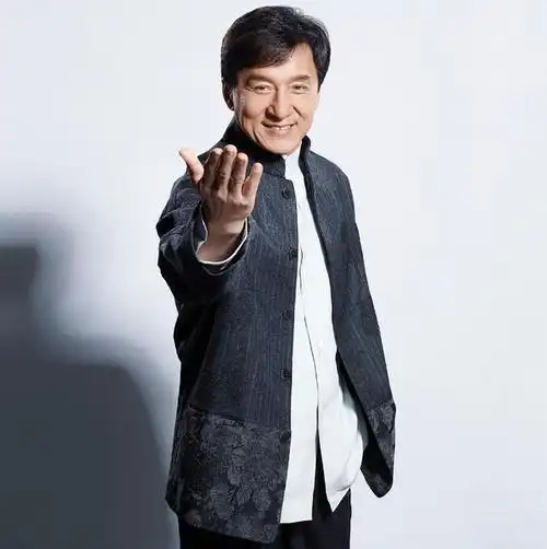 68岁成龙现身河南某武校,走路踉跄已显老态,双手握手礼貌谦卑