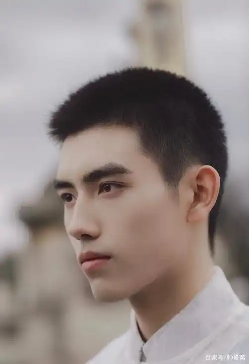 留着寸发穿白衬衫的小奶狗,皮肤白净的帅哥穿什么都这么有气质哦