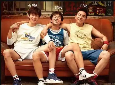 彭昱畅饰演的是个肌肉萎缩的绝症病人,一旦开拍,就不能使用手脚.