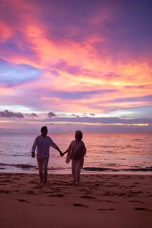 快乐的老年夫妇在沙滩