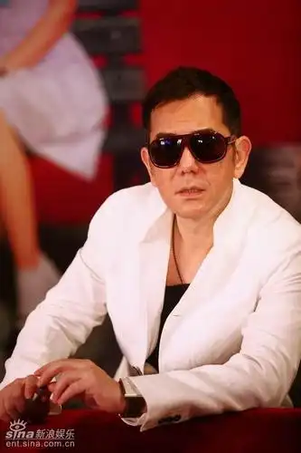 图文:《老港正传》主创签售--黄秋生墨镜有型