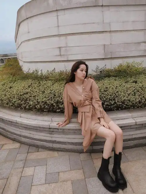 欧阳娜娜才20岁就穿得这么成熟,衬衫连衣裙配短靴,换了风格更美