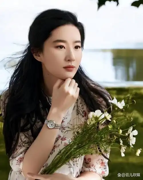 杨采钰:撬走刘亦菲身后的男人,认爱大30岁金主,她究竟想要什么