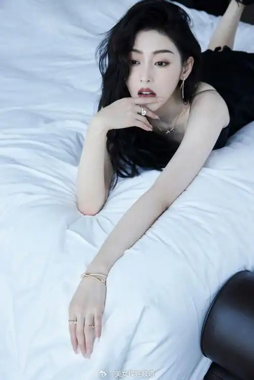 张天爱假期晒酷存照卷发披肩穿黑色吊带裙大秀好身材