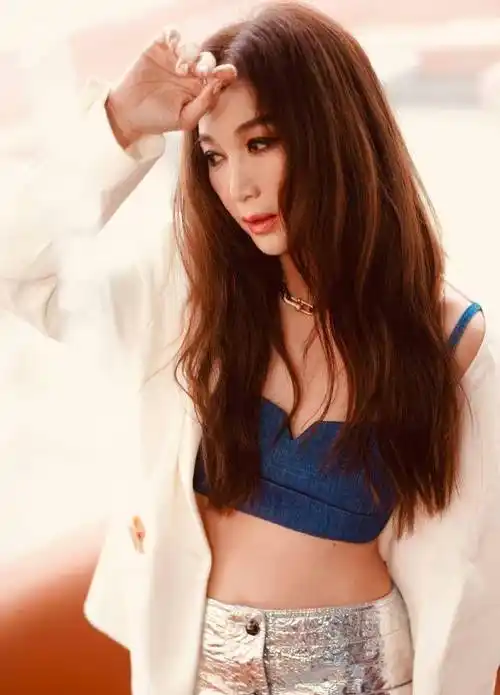 56岁温碧霞晒出夏日清凉照,红色超短裙小秀蛮腰,展现不老女神_白色