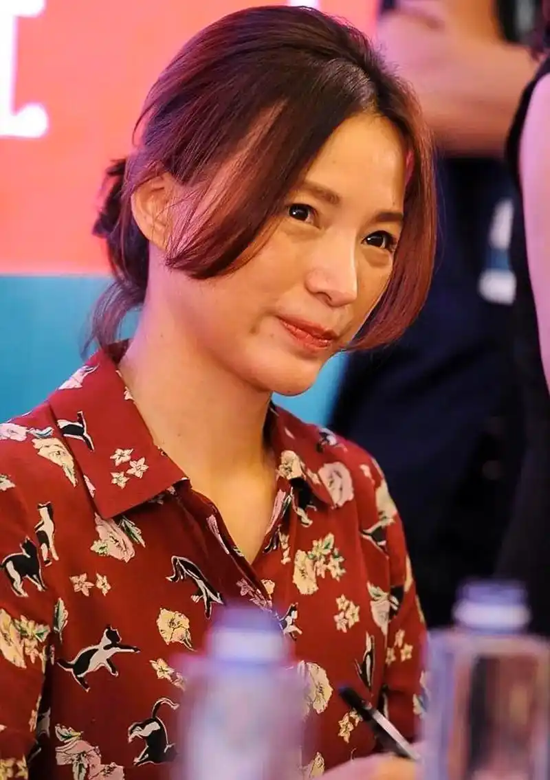 老态的,首先素颜的样子看起来皮肤非常蜡黄,这样一来就把董卿整个人