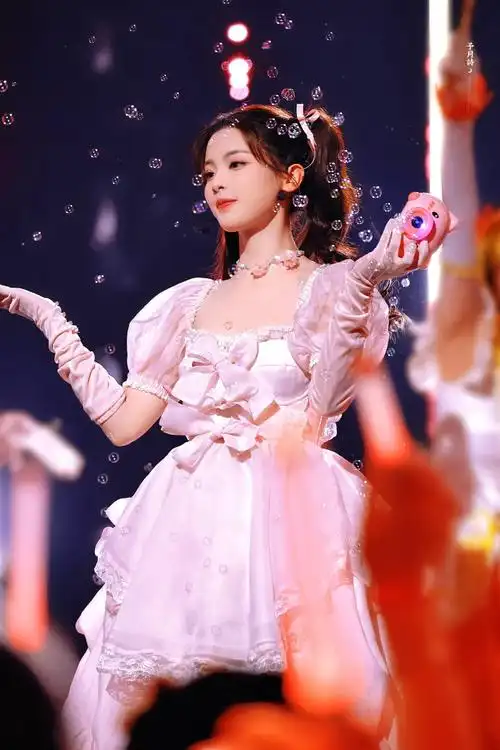 杨超越双马尾公主裙造型##杨超越粉色公主裙